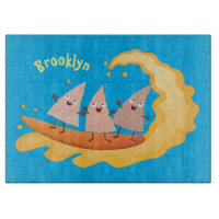 Niedliche nachos-Maischips beim Surfen Cartoon