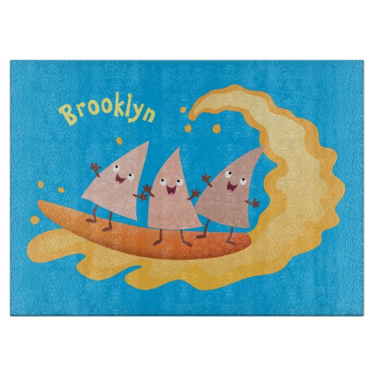 Niedliche nachos-Maischips beim Surfen Cartoon Schneidebrett (Vorderseite)