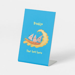 Niedliche nachos-Maischips beim Surfen Cartoon Sockelschild