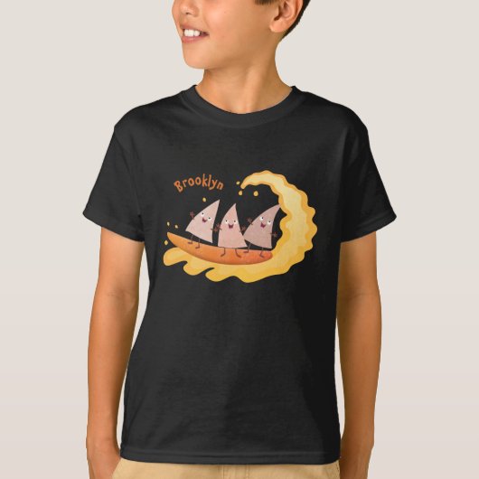 Niedliche nachos-Maischips beim Surfen Cartoon T-Shirt (Vorderseite)