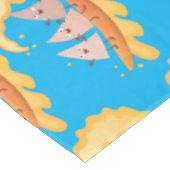 Niedliche nachos-Maischips beim Surfen Cartoon Tischdecke (Schrägansicht)