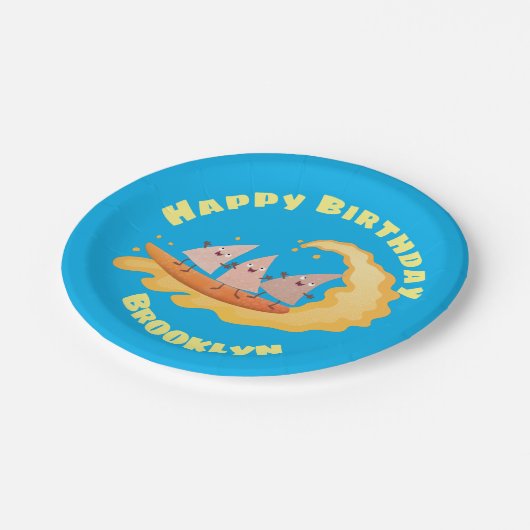 Niedliche nachos-Maischips beim Surfen Pappteller (Schrägansicht)