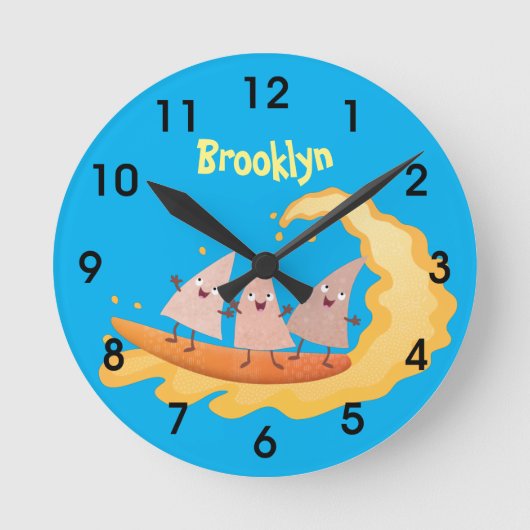 Niedliche nachos-Maischips beim Surfen Runde Wanduhr (Vorderseite)