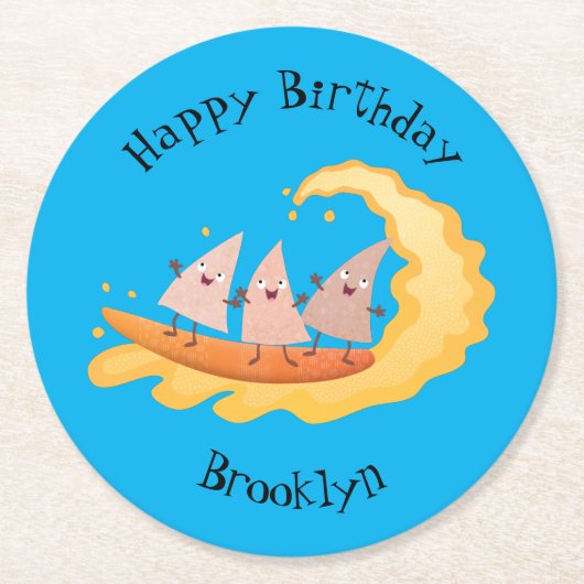 Niedliche nachos-Maischips beim Surfen Runder Pappuntersetzer (Vorderseite)