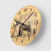 Niedliche Nashörner in Afrika Runde Wanduhr (Winkel)