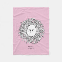 Niedliche Nest- und Eierinitialen und Name Rosa Fleecedecke