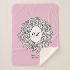 Niedliche Nest- und Eierinitialen und Name Rosa Sherpadecke