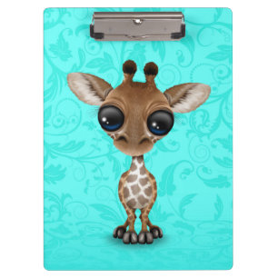 Niedliche neugierige Baby-Giraffe auf Blau Klemmbrett