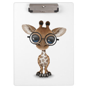 Niedliche neugierige Baby-Giraffen-tragende Gläse Klemmbrett