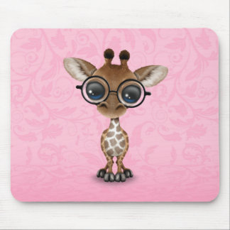 Niedliche neugierige Baby-Giraffen-tragende Gläser Mousepad