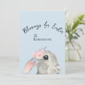 Niedliche Neugierige, graue Kaninchen Rosa Blume B (Stehend Vorderseite)