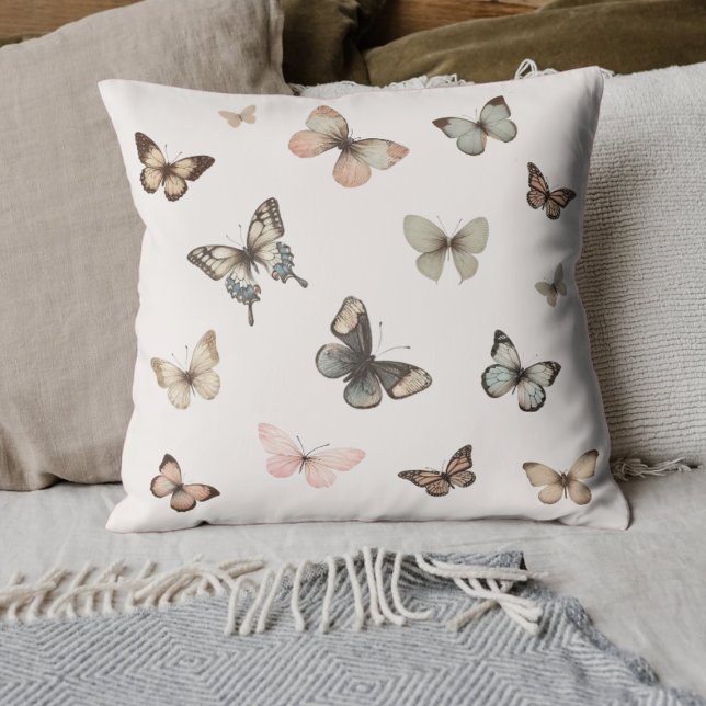 Niedliche neutrale Schmetterlinge, verdünnte Töne  Kissen (Add a touch of whimsy with this butterfly pillow. Perfect for a charming and playful decor touch.)