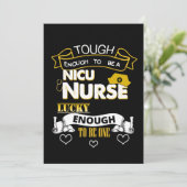 Niedliche NICU Nurse Neugeborene-Prämie Kinderbetr Einladung (Stehend Vorderseite)