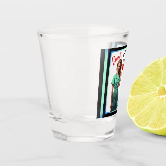 Niedliche Nostalgische Krankenschwester_ Fühlt euc Schnapsglas (Links)