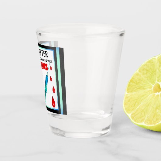 Niedliche Nostalgische Krankenschwester_ Fühlt euc Schnapsglas (Rechts)