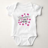 Niedliche Oma war hier Baby Bodysuit Baby Strampler (Vorderseite)