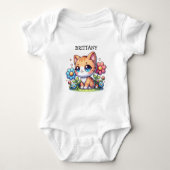 Niedliche Orange Kitty Cat bei Blume Personalisier Baby Strampler (Vorderseite)