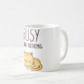 Niedliche Orange Tabby Cat beschäftigt, tut nichts Kaffeetasse (VorderseiteRechts)