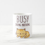Niedliche Orange Tabby Cat beschäftigt, tut nichts Kaffeetasse (Mittel)