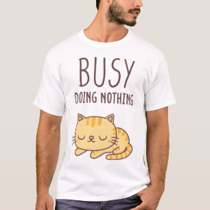 Niedliche Orange Tabby Cat beschäftigt, tut nichts T-Shirt