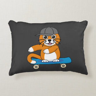 Niedliche orangefarbene Katze auf Skateboard Carto Dekokissen