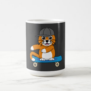 Niedliche orangefarbene Katze auf Skateboard Carto Kaffeetasse