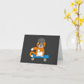 Niedliche orangefarbene Katze auf Skateboard Carto Karte (Gelbe Blume)