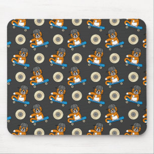 Niedliche orangefarbene Katze auf Skateboard Carto Mousepad