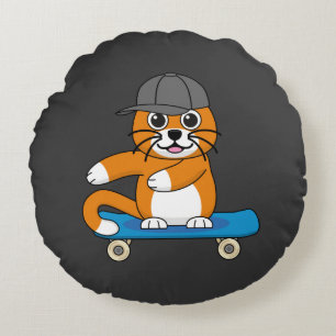 Niedliche orangefarbene Katze auf Skateboard Carto Rundes Kissen