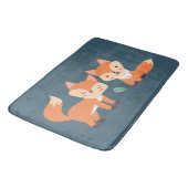 Niedliche Orangenfüchse Grafik Badematte (Schrägansicht)