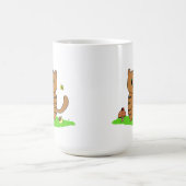 Niedliche Orangenkatze auf grüner Wiese Kaffeetasse (Mittel)