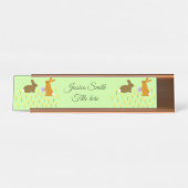 Niedliche OsterBunnies und Affodien kundenspezifis Schreibtischnamensplakette (Vorderseite )