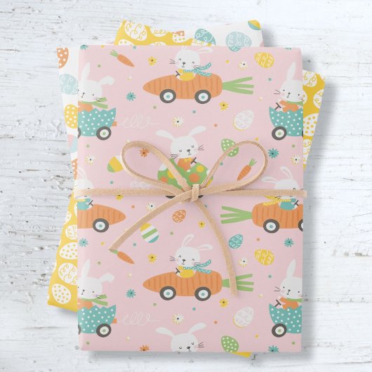 Niedliche Osterbüscheln in Karotten und Eierautos  Geschenkpapier Set