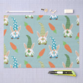 Niedliche Ostergome mit Eiern und Karotten auf bla Seidenpapier (Handwerk)