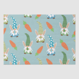 Niedliche Ostergome mit Eiern und Karotten auf bla Seidenpapier