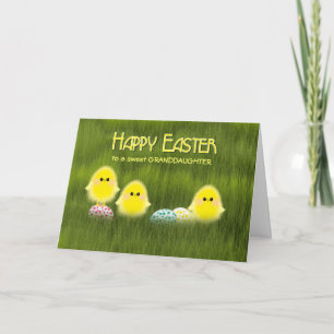 Niedliche Ostern-Küken und gesprenkelte Eier im Feiertagskarte