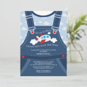 Niedliche Overalls Airplane Babydusche Einladung (Stehend Vorderseite)