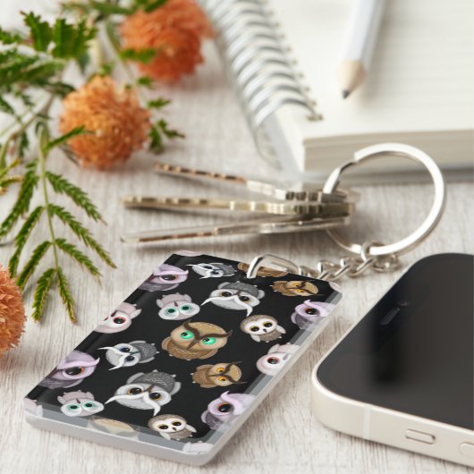 Niedliche Owl-Illustrationen über schwarzem Hinter Schlüsselanhänger (Vorderseite rechts)