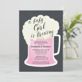 Niedliche Paare Girls Baby Shower Brew Einladung (Stehend Vorderseite)