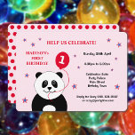 Niedliche Panda erste Geburtstagsparty pink Einladung<br><div class="desc">Diese niedliche Party Einladung aus dem 1. Lebensjahr hat einen lächelnden Panda mit einem Rot-Ballon aus dem 1. Oben lautet der bearbeitbare Text "Helfen Sie uns zu feiern!" Der Text für "Madison's First Birthday" ist ebenfalls editierbar. Der Hintergrund der Karte ist blassrosa mit verstreuten roten, weißen und blauen Sternen. Auf...</div>