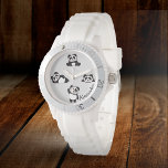 Niedliche Pandas Schwarz/Weiß Personalisiert Armbanduhr<br><div class="desc">Niedliche Schwarzweiß Pandas auf hellgrauem Uhrendesign. Dieses Design ist perfekt für Jungen,  Mädchen oder Frauen. Sie können den Namen ganz einfach mit Ihrem eigenen personalisieren oder einfach löschen,  wenn Sie ihn nicht verwenden.</div>