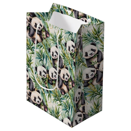 Niedliche Pandas und Bamboo Mittlere Geschenktüte (Vorderseite Schrägansicht)
