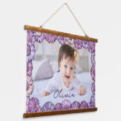 Niedliche Pastel Lila Daisy Name Foto Großkinder Wandteppich Mit Holzrahmen (Gewinkelt)