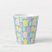 Niedliche pastellgestreifte Strandhütten am Blue O Milchtasse (Vorderseite)