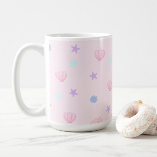 Niedliche Pastellmuscheln und Perlen in Rosa Kaffeetasse (Mit Donut)