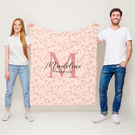 Niedliche Pastellrosa Herz-Muster-Script Monogram Fleecedecke (Beispiel)