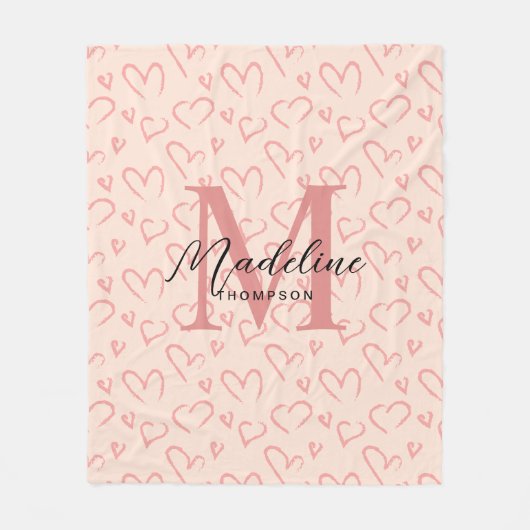 Niedliche Pastellrosa Herz-Muster-Script Monogram Fleecedecke (Vorderseite)