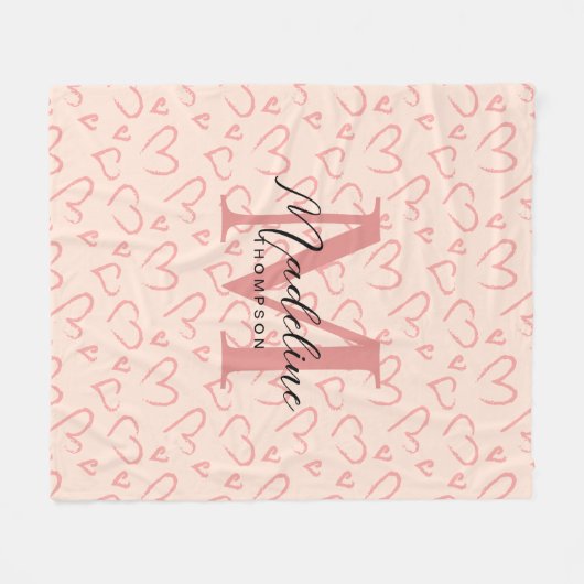 Niedliche Pastellrosa Herz-Muster-Script Monogram Fleecedecke (Vorderseite (Horizontal))