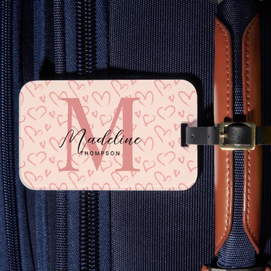 Niedliche Pastellrosa Herz-Muster-Script Monogram Gepäckanhänger (Vorderseite Insitu 4)