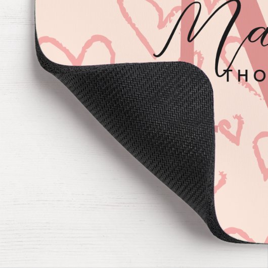 Niedliche Pastellrosa Herz-Muster-Script Monogram Mousepad (Ecke)